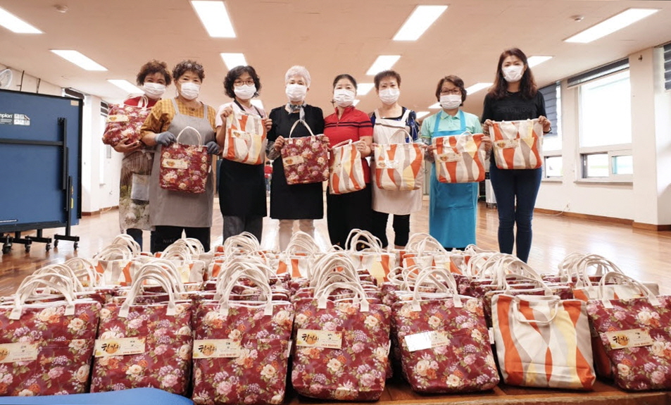 선부2동, 생활한복 조끼 취약계층 어르신에 배부