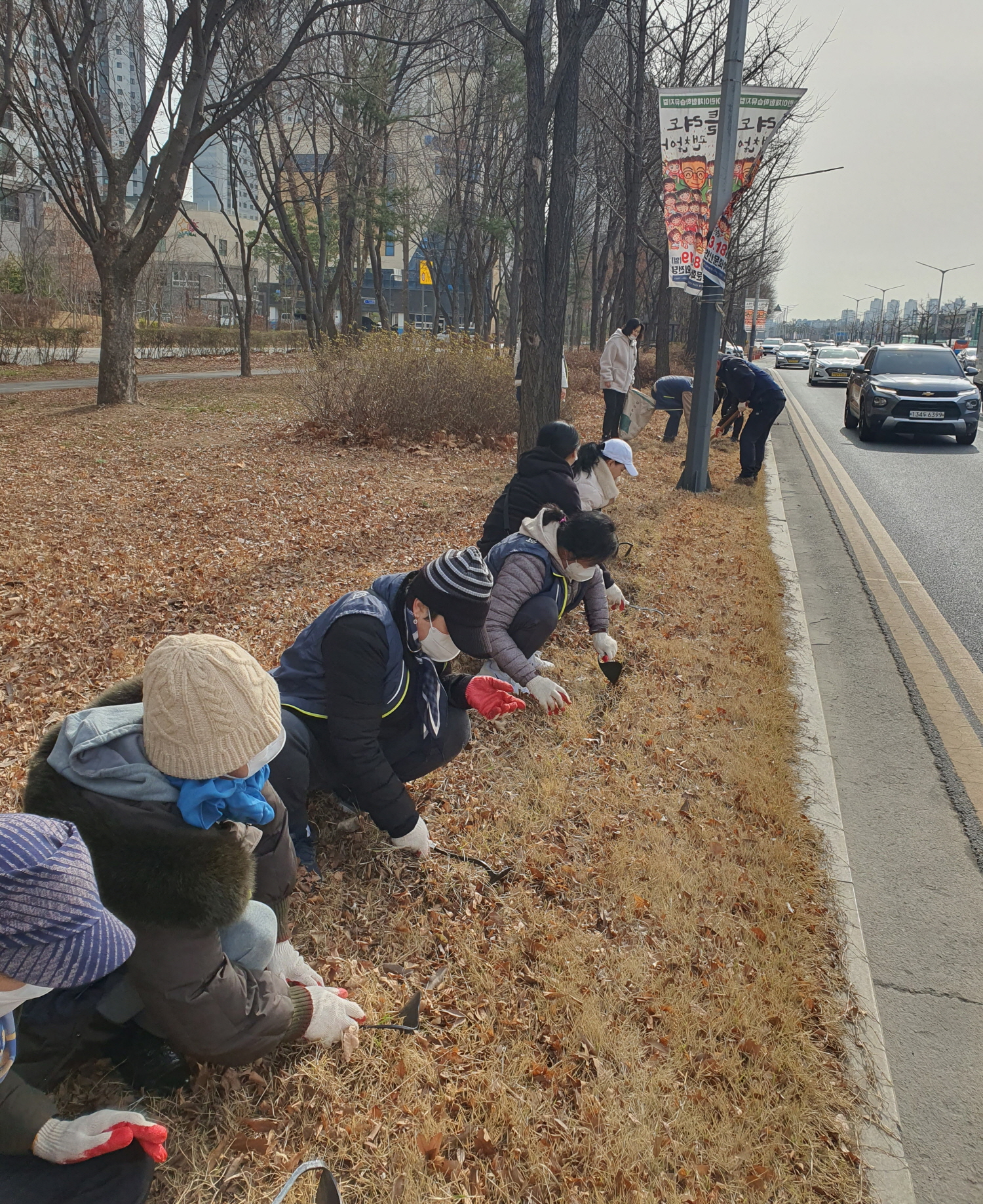 안산시 백운동 직능단체, 봄꽃 식재로 하나되다
