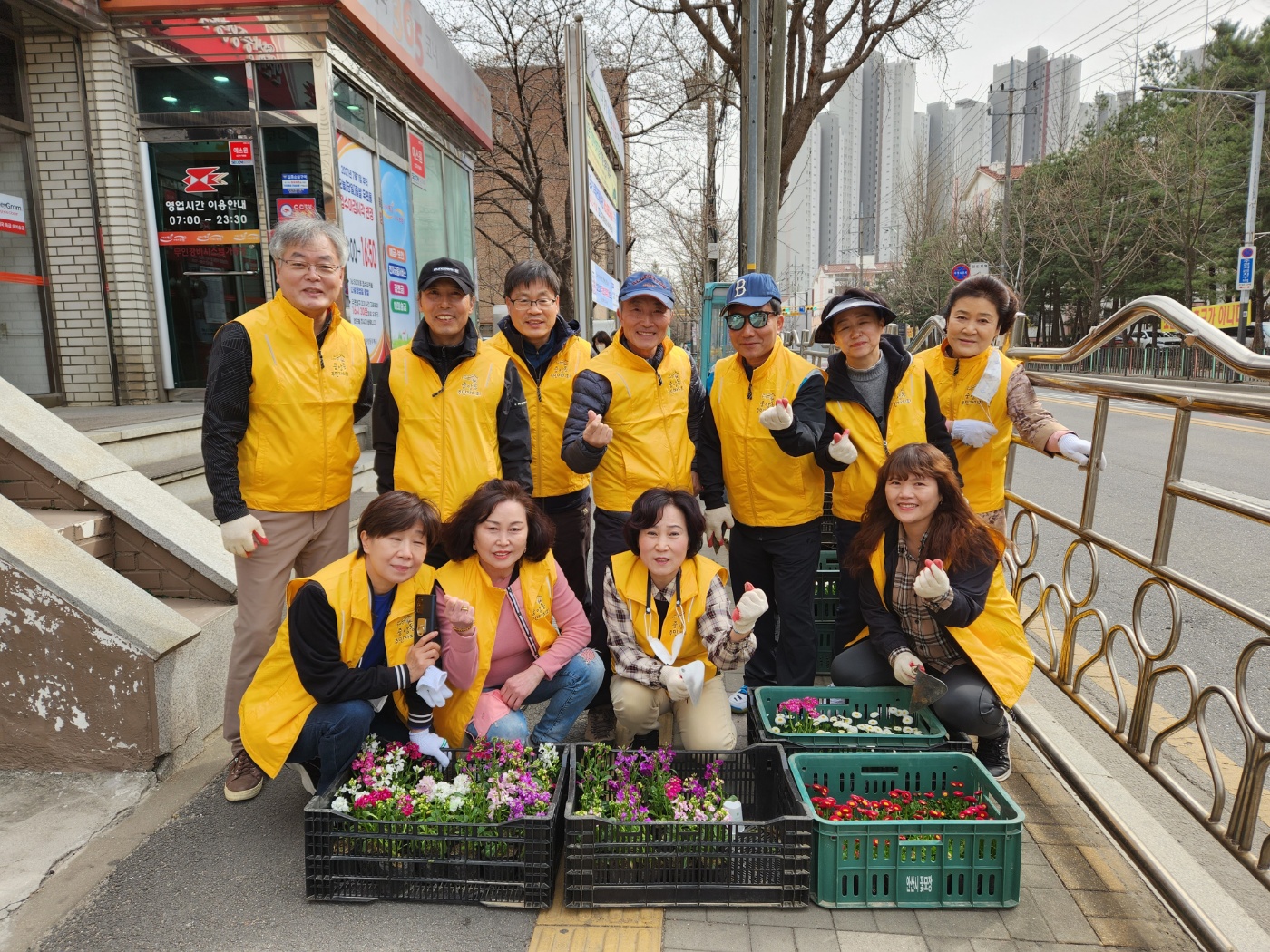 안산시 중앙동 주민자치회, 예술대학로 봄맞이 꽃길 조성