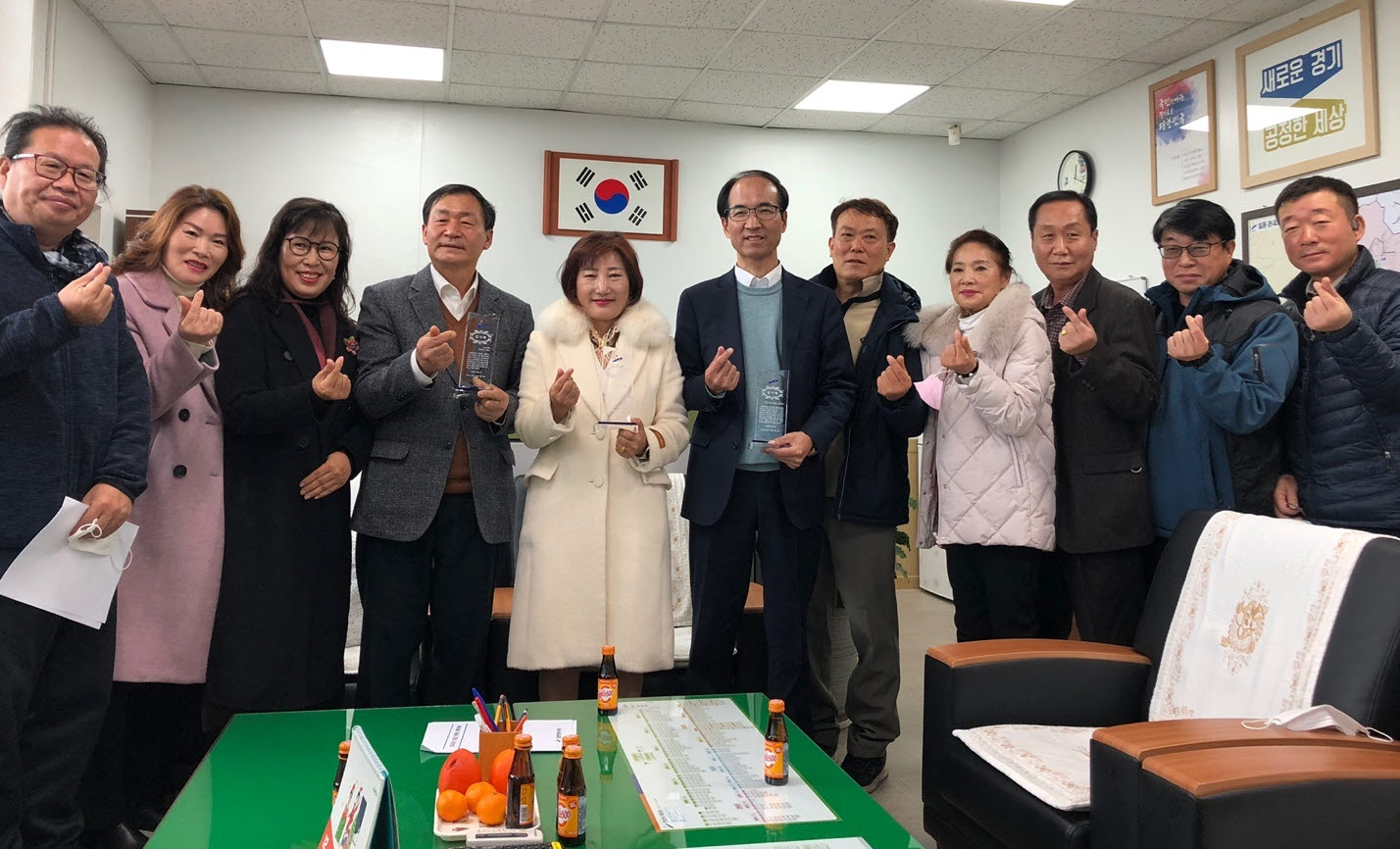 안산시 일동 7개 직능단체, 시의원과 동장에게 감사패 전달