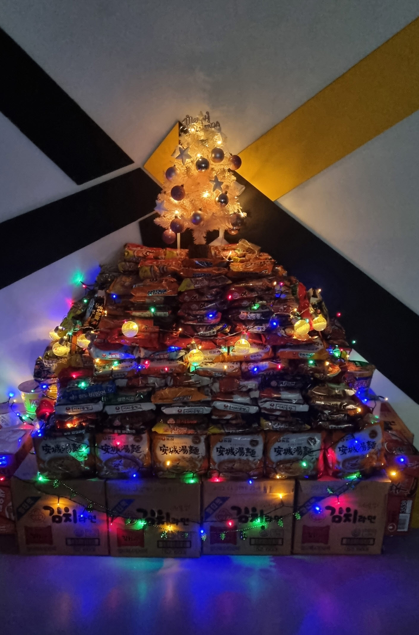 안산시 중앙동 글로벌태권도장, 라면으로 만든 트리 기탁