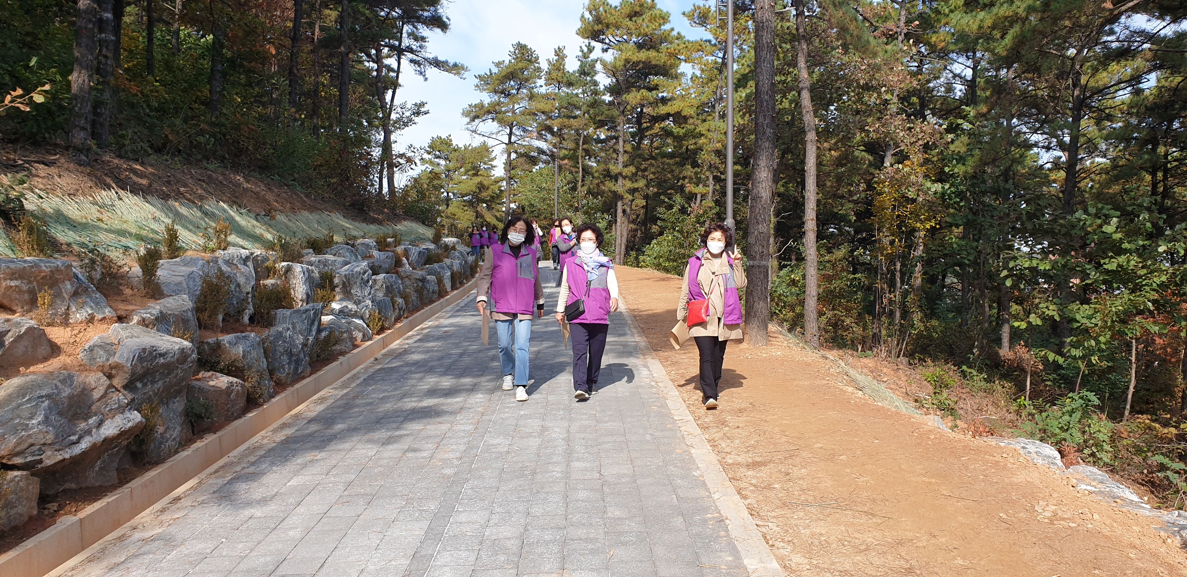 안산시 이동통장협의회, 명품 구룡공원 가을 탐방 실시
