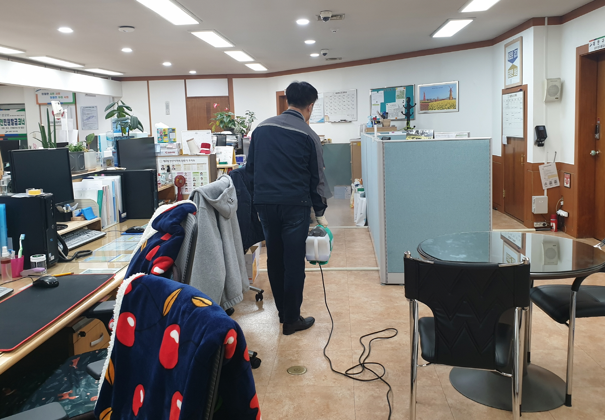 본오2동, 코로나19 확산 방지 위해 청사 방역 실시