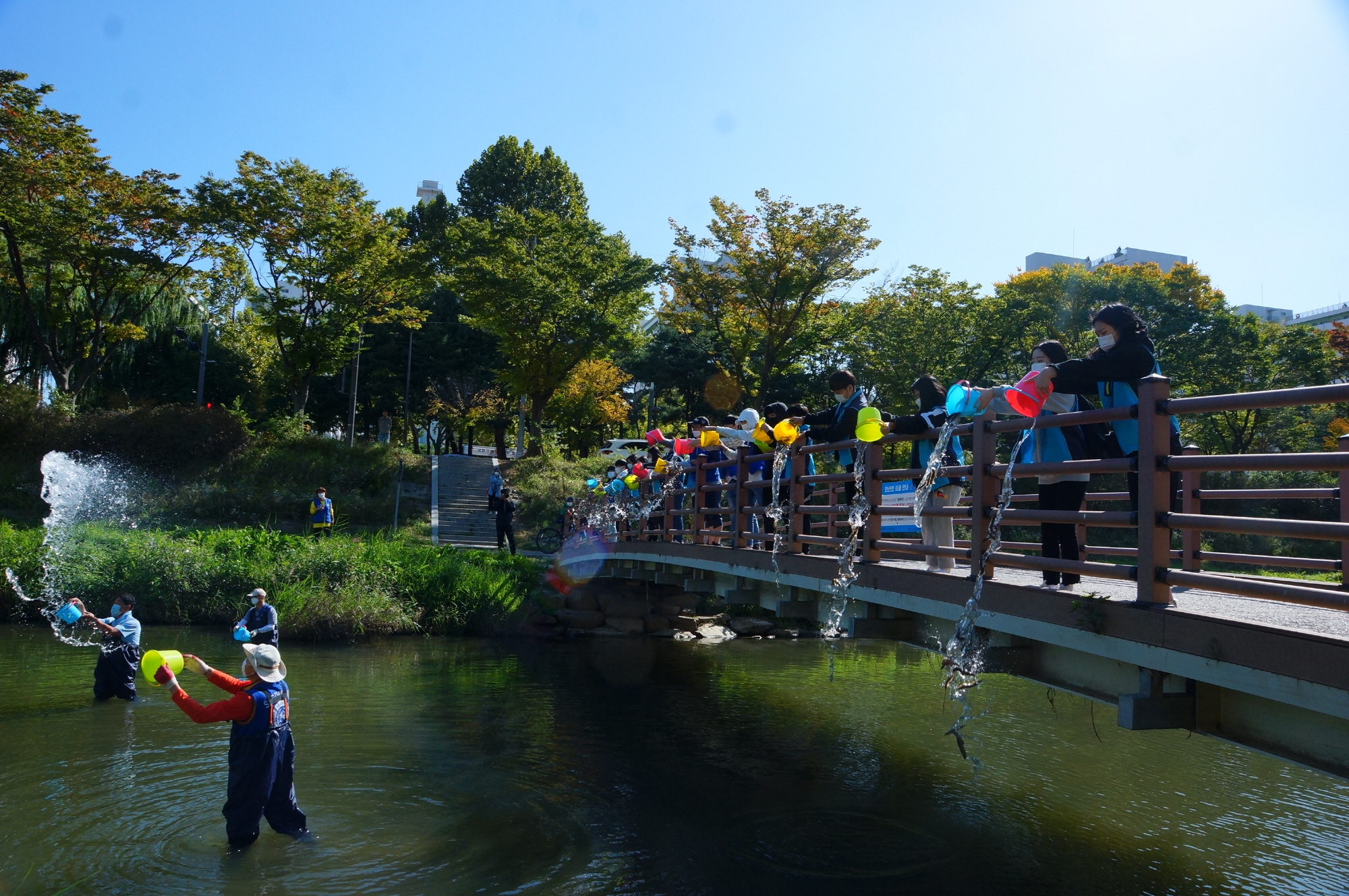 (사)바다살리기국민운동본부 안산시지부, 안산천에 미꾸라지 방생
