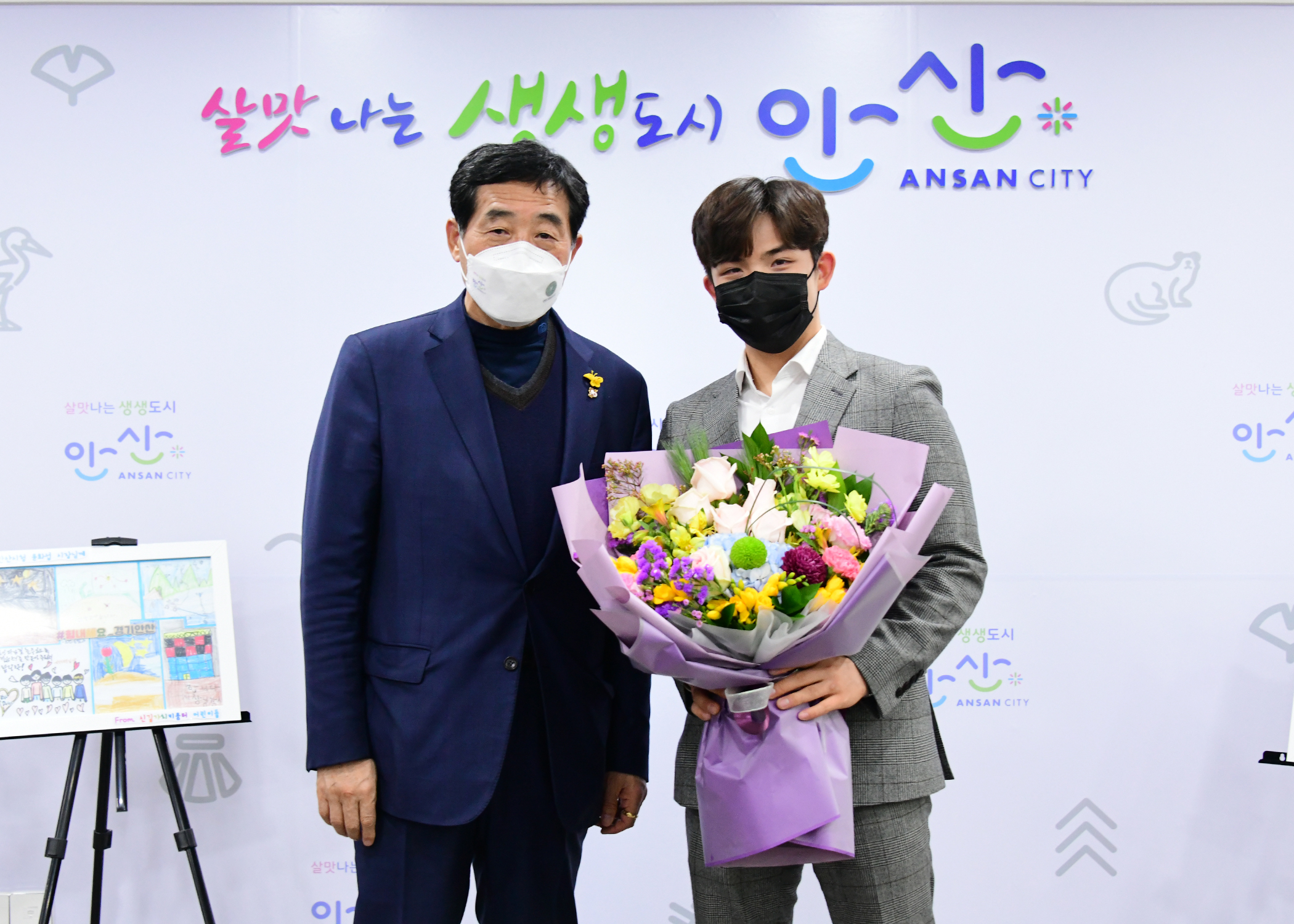 윤화섭 시장, 트로트 가수 곽영광 격려…‘노력하는 청년의 아이콘’