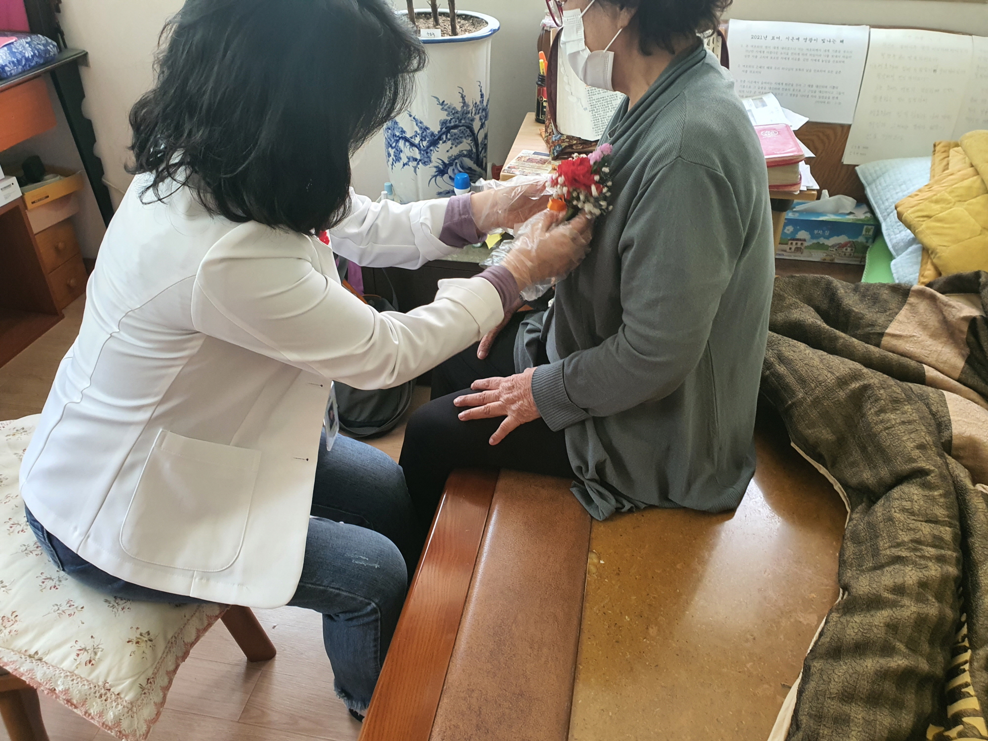 안산 상록수보건소, 독거어르신 가슴에 카네이션 선물