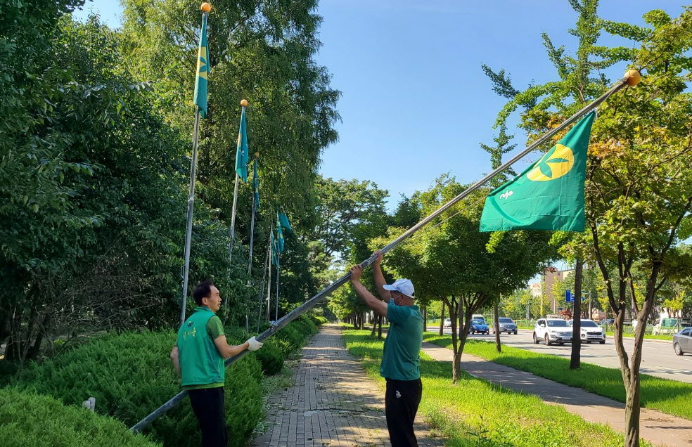안산시 백운동 새마을회, 새마을기 교체 작업 실시