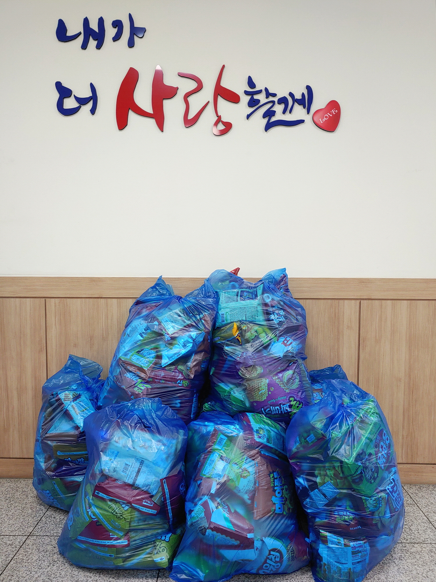 한덕수 시인, 취약계층 아동에 ‘사랑의 과자’후원