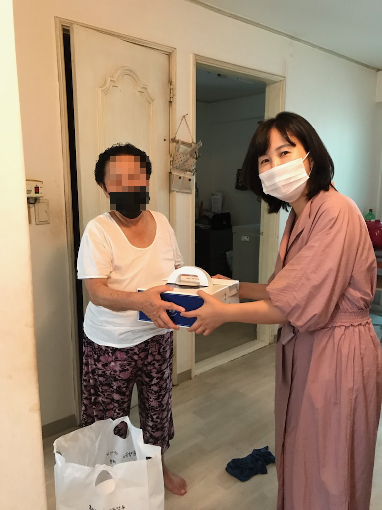 안산시 성포동 지역사회복자협의체, 홀몸어르신 생신상 전달