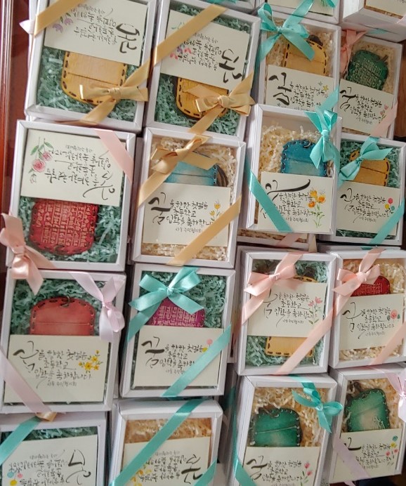 “꿈을 향한 첫걸음! 마을에서 입학을 축하합니다”