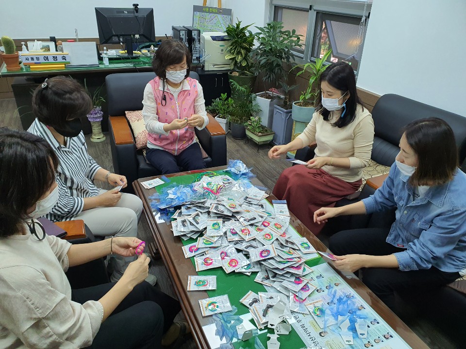 안산시 사동주민협의회, 관내 상점에 마스크 스트랩 전달