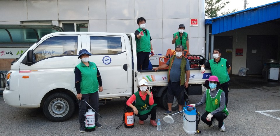 안산시 안산동 새마을지도자협의회, 모기 유충 퇴치 집중 방역작업 실시