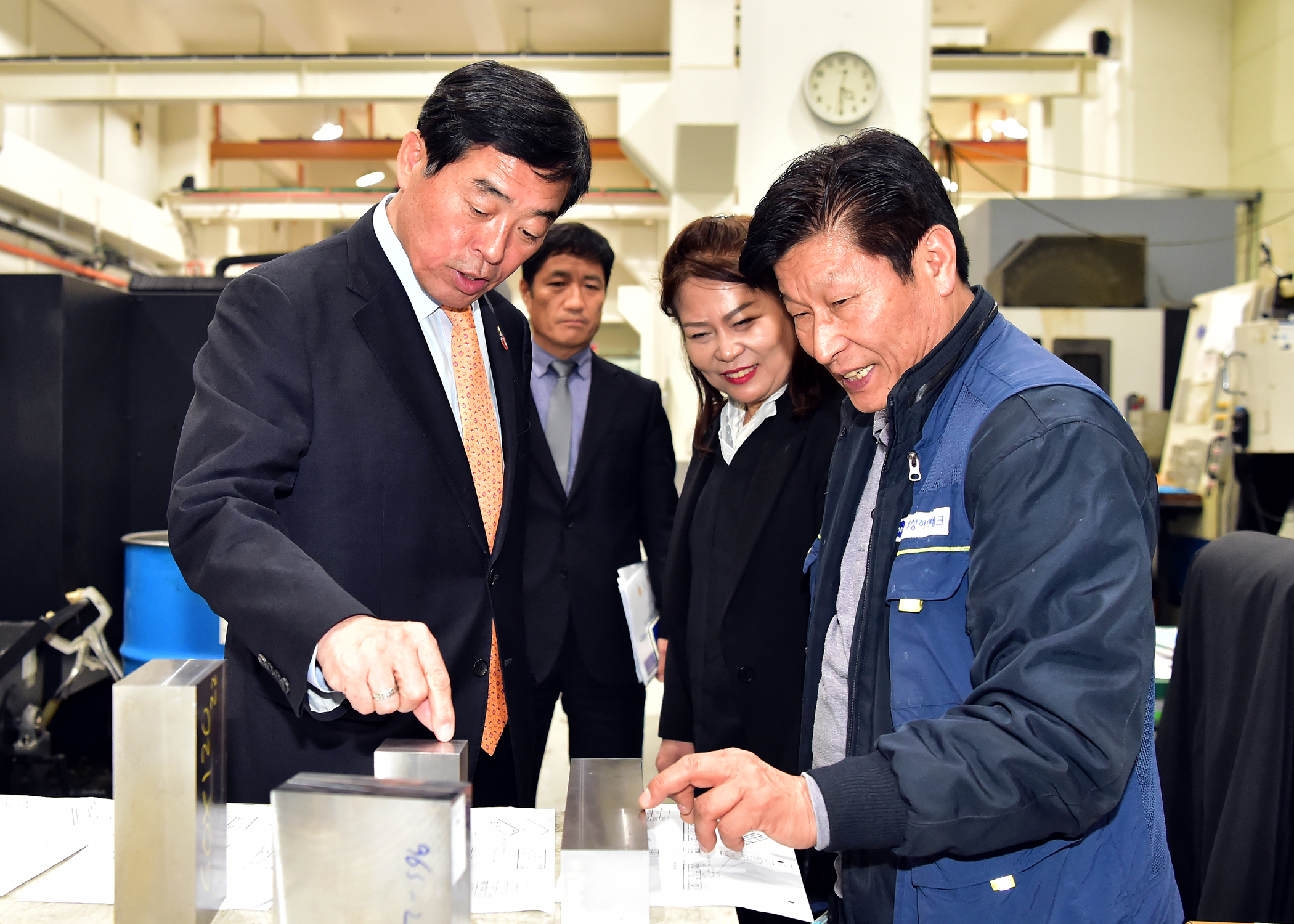 ‘올해 더 뛴다’…윤화섭 시장 기업SOS 이동시장실 확대 운영