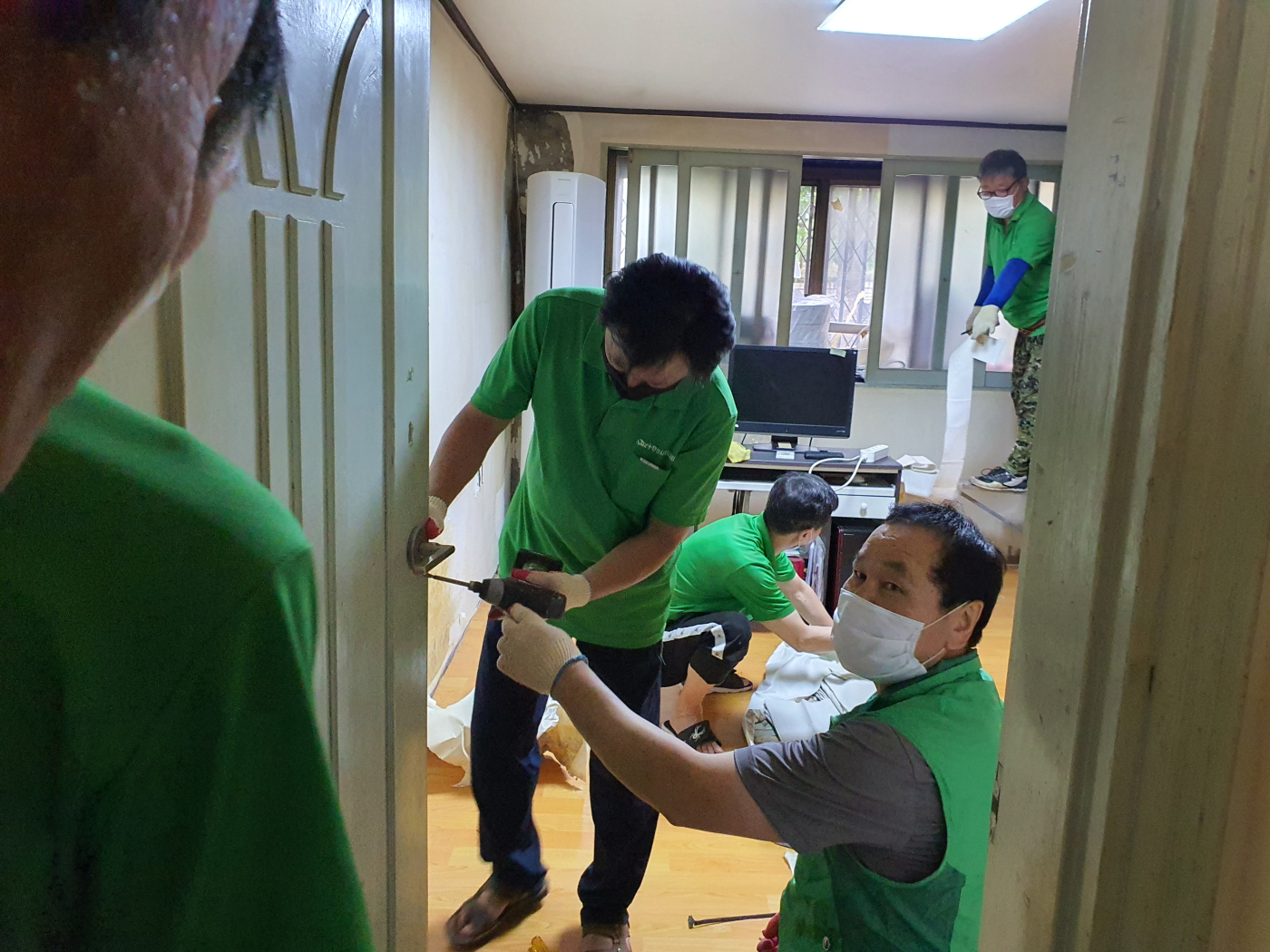 안산동 새마을남․녀지도자협의회, 소외된 이웃에 집수리 자원봉사활동