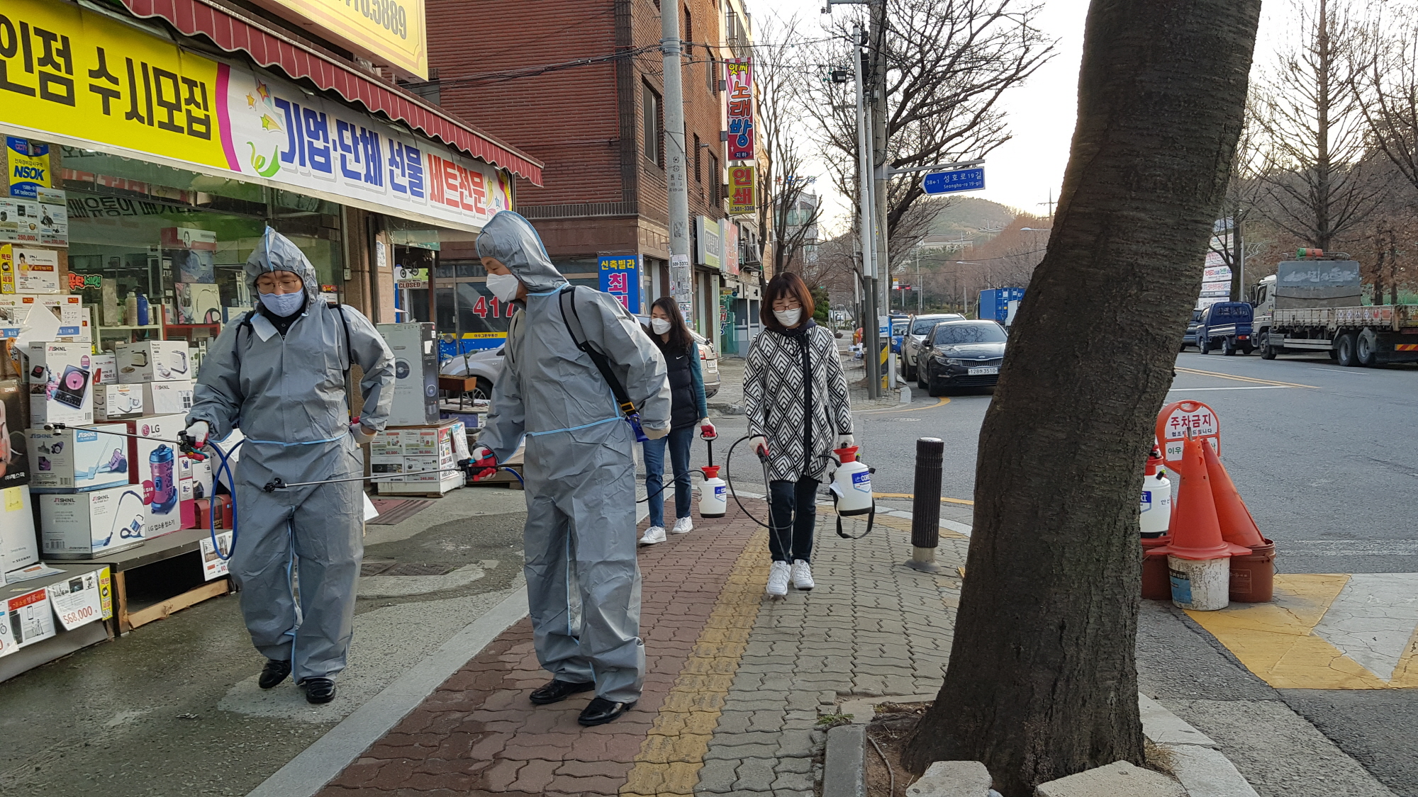 부곡동 공직자들, 코로나19 방역 자원봉사 실시