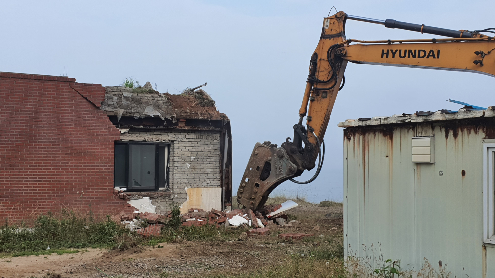 안산시, 풍도 내 불법 시설물 철거… ‘깨끗한 바다 만들기’ 동참