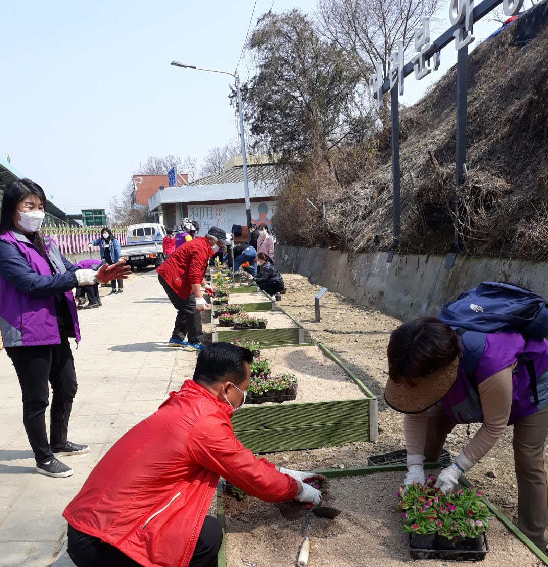 반월역 뒷길, 예술작품과 함께한 화사한 봄단장