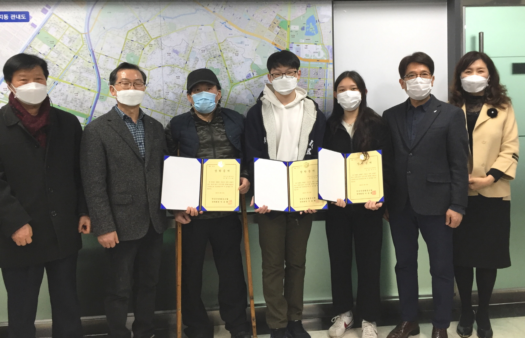 안산신용협동조합 장학회, 초지동 학생에 장학증서 전달