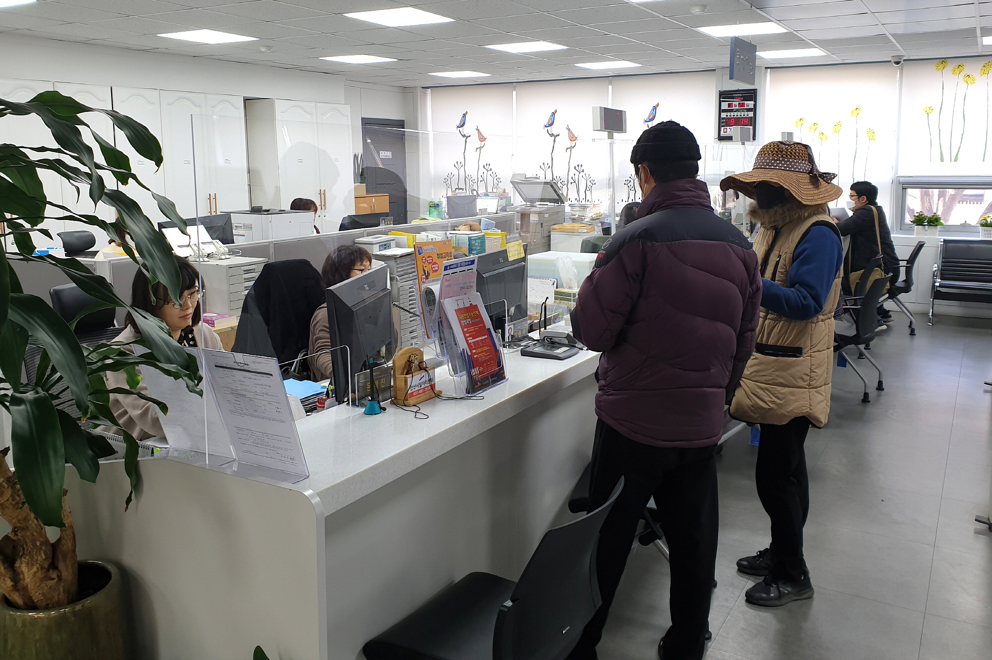 사동, 코로나19 예방 위한 민원창구 투명 가림막 설치