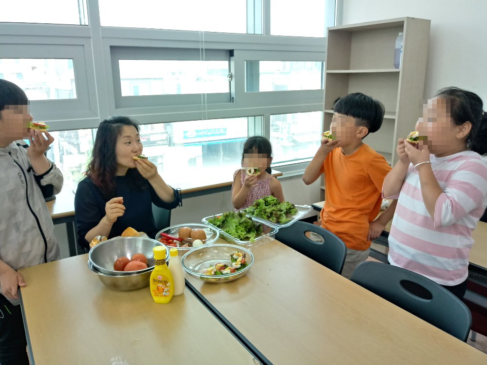 원곡동 청소년공부방 학생들 텃밭놀이터에서 먹거리 수확