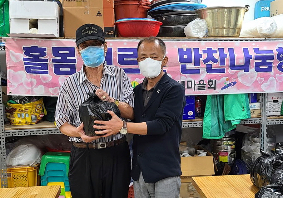 안산시 백운동 새마을회, 소외 이웃에 김치 전달