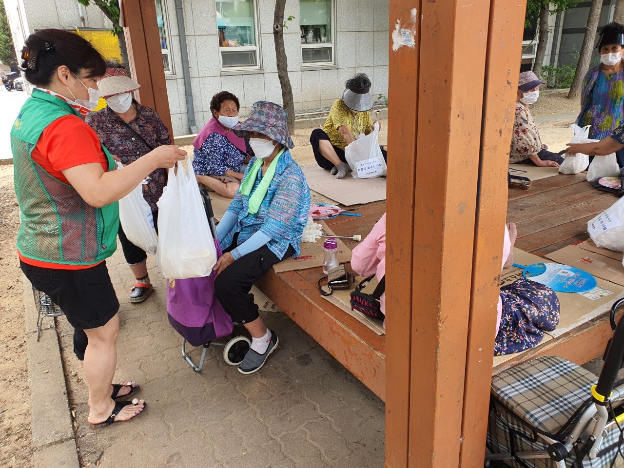안산시 사이동 새마을회, 찐 옥수수 나눔으로 이웃사랑 실천
