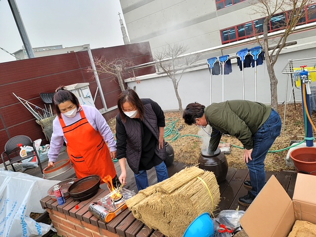 초지동 주민자치위원회, 사랑의 간장 담그기 진행