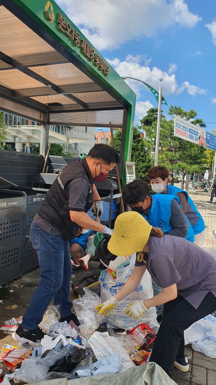안산시 본오1동 주민자치위원회·통장협의회,  재활용 동네마당 재활용 분리수거 봉사활동 전개