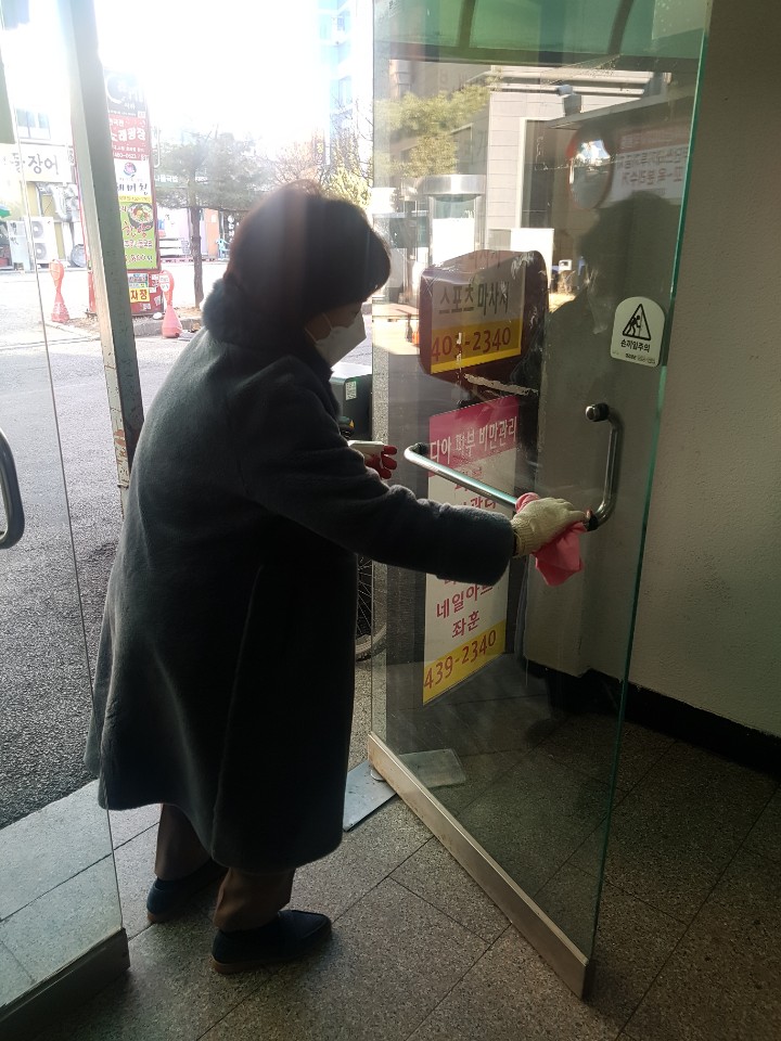 선부1동 지역사회보장협의체, 코로나19 확산방지를 위한 방역소독 실시