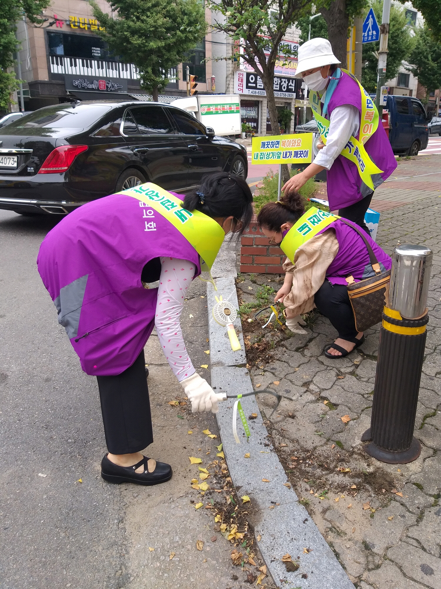 안산시 일동 통장협의회, 잡초 뽑으며 길거리 현장회의 개최