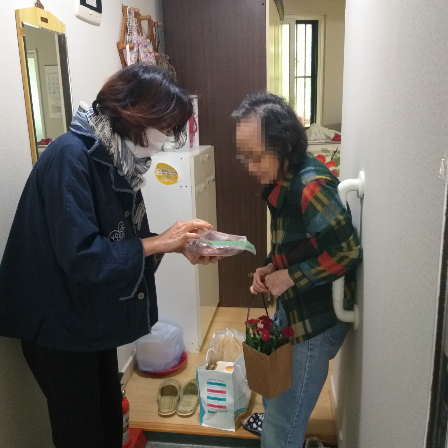 고잔동 지역사회보장협의체, 어버이날 맞아 감사 물품 전달