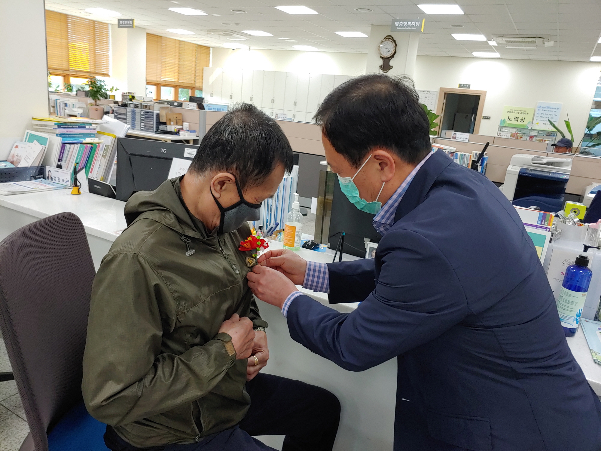 한국자유총연맹 안산시지회, 선부1동에 어버이날 맞아 수제카네이션 기탁