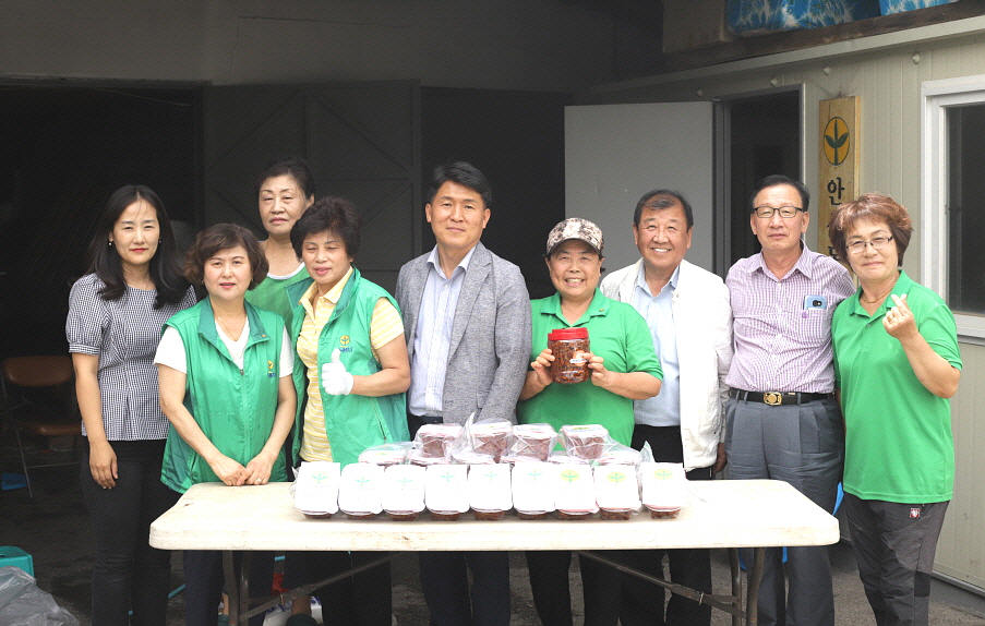 안산동 새마을회, 감자와 마늘종으로 사랑 실천