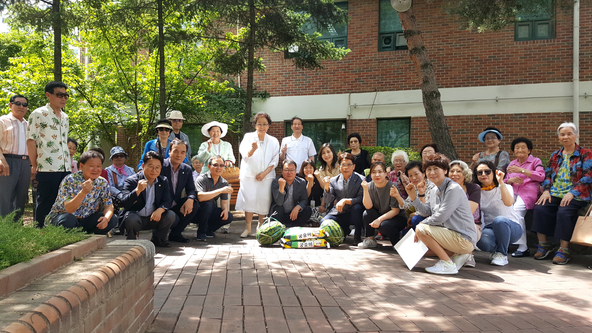 초지동 지역사회보장협의체 관내 경로당에 수박 전달