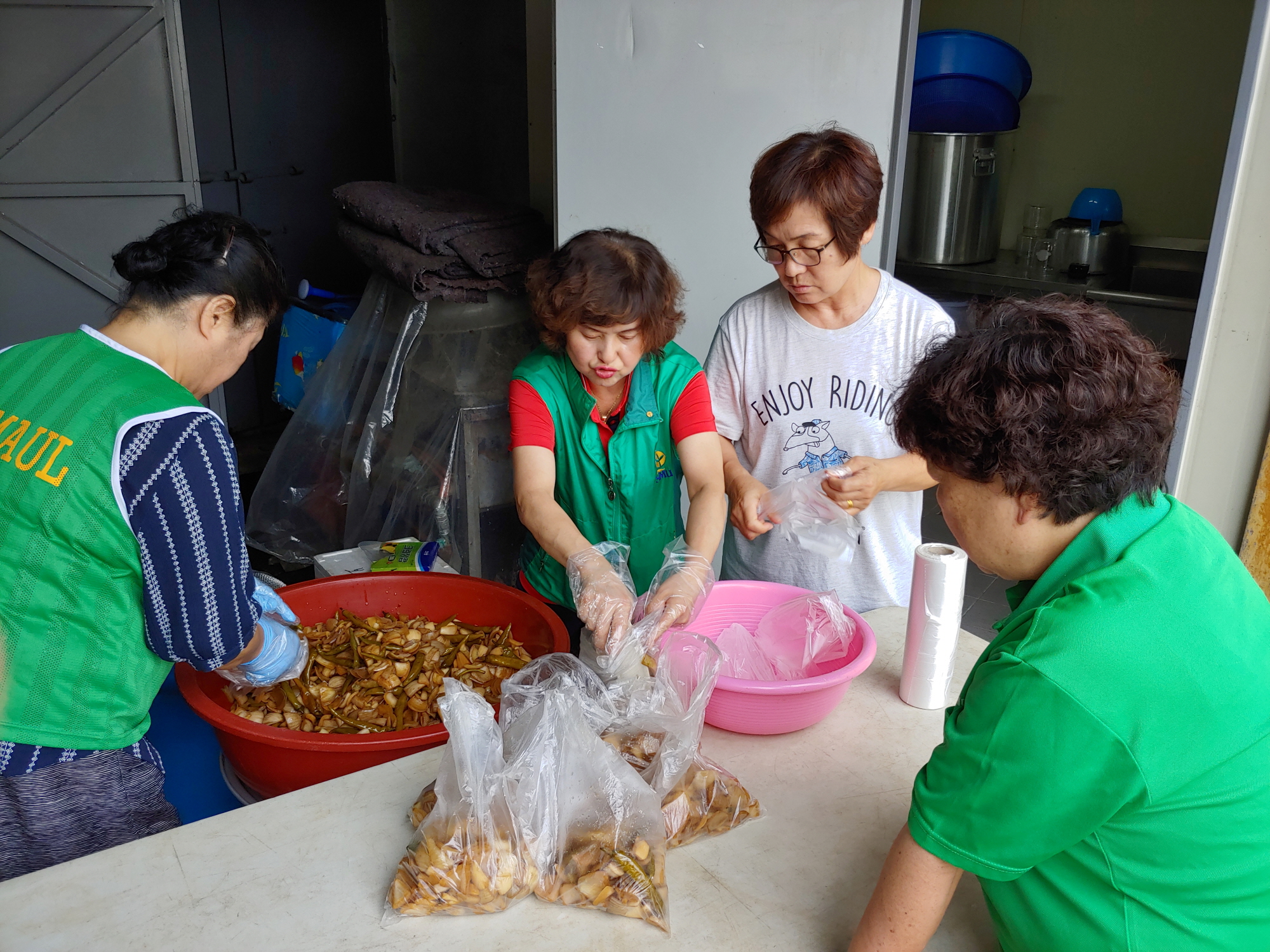 안산동 새마을회, 마늘종으로 사랑 나눔 실천