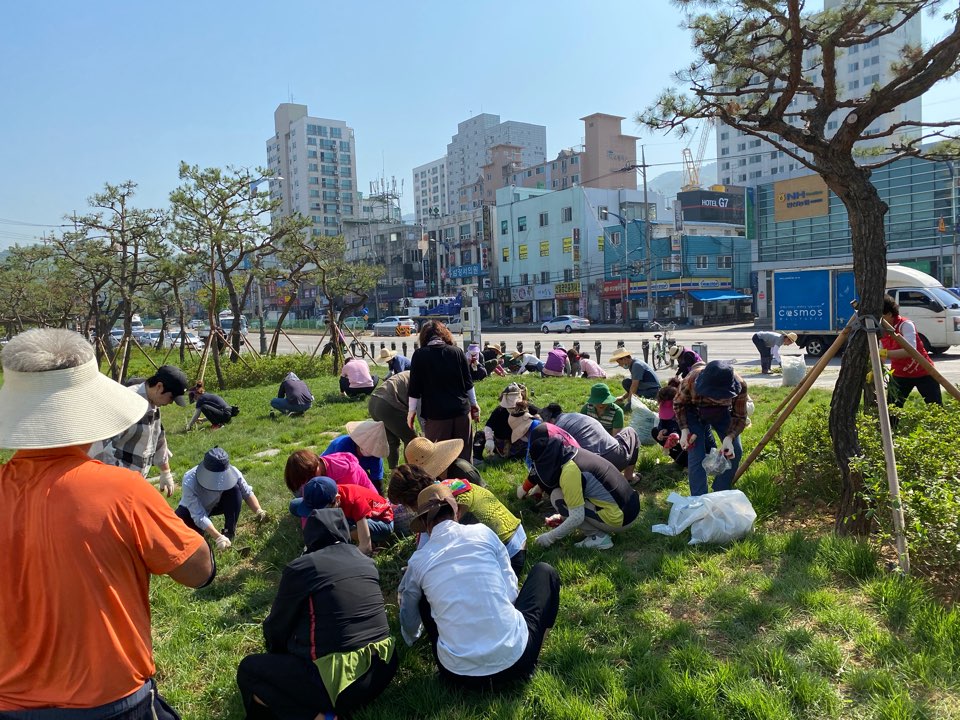 안산동 11개 유관단체, 안산동 쌈지공원 제초작업‘구슬땀’