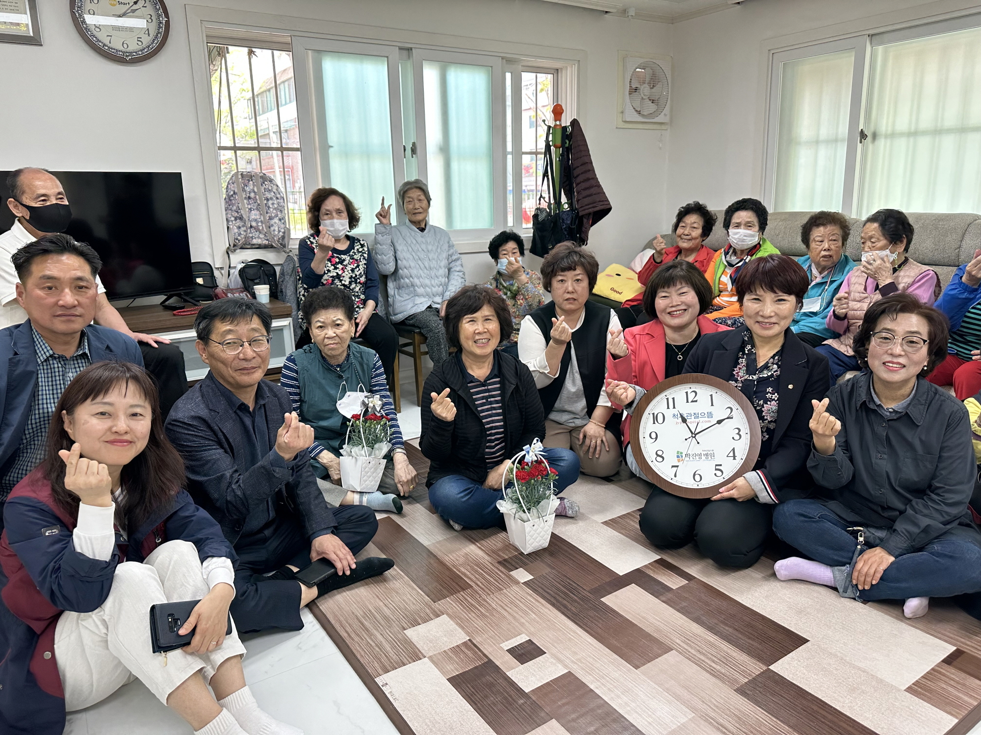 안산시 와동, 박진영병원으로부터 경로당 위한 벽시계 기탁받아