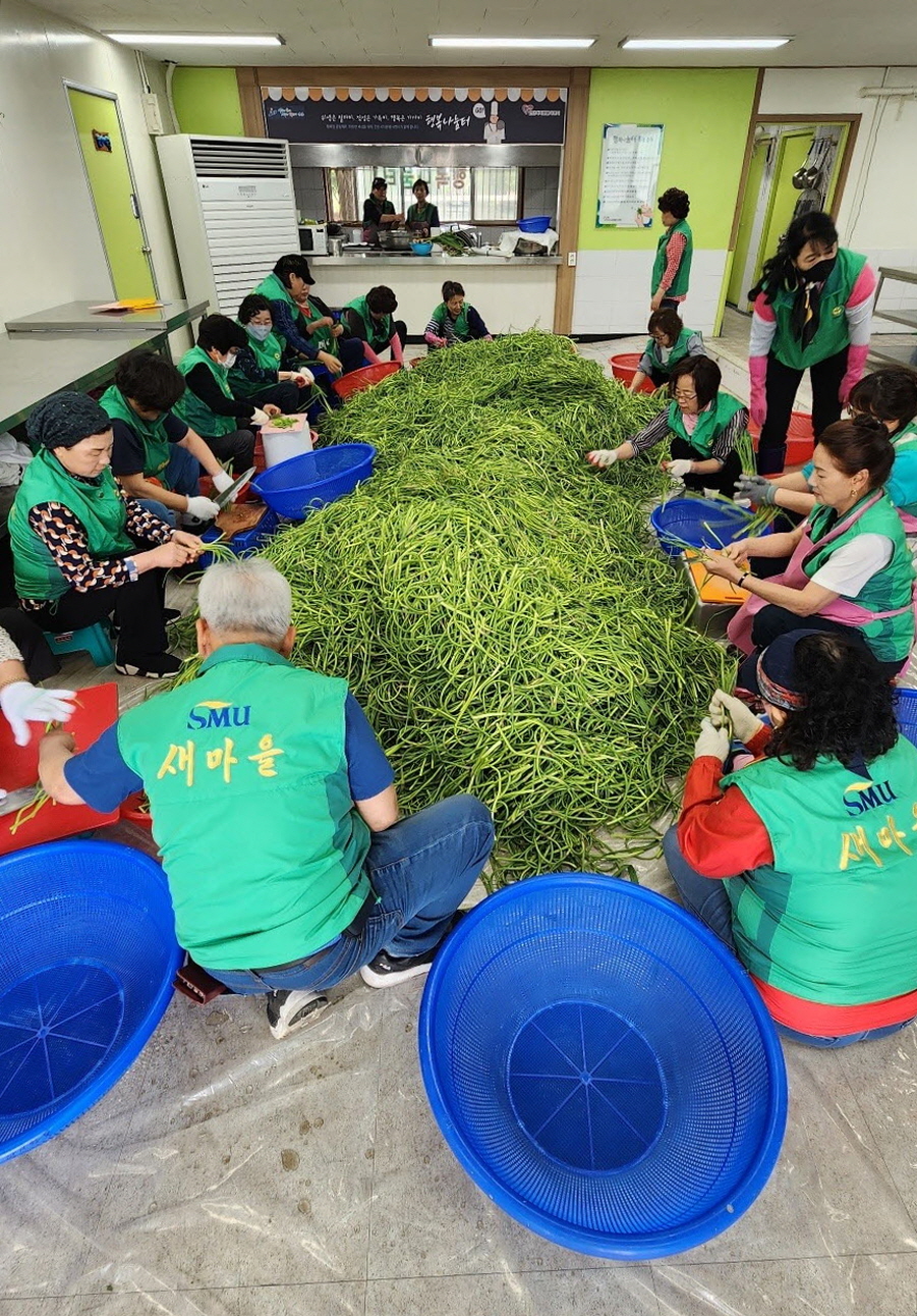안산시새마을회, 소외계층 반찬나눔‘정성가득 마늘종 장아찌 담그기’