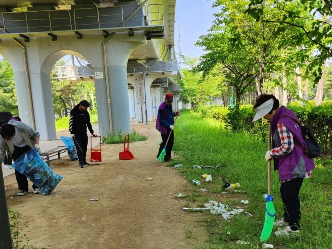 안산시 이동 통장협의회, 가정의 달 맞아 거리 대청소