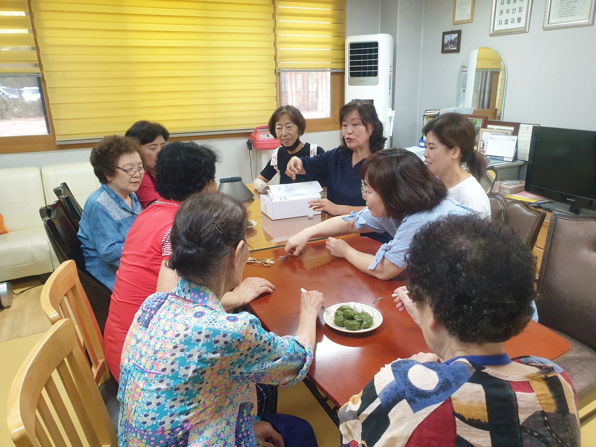 안산시 사동 통장협의회, 추석 앞두고 경로당에 따스함 전달