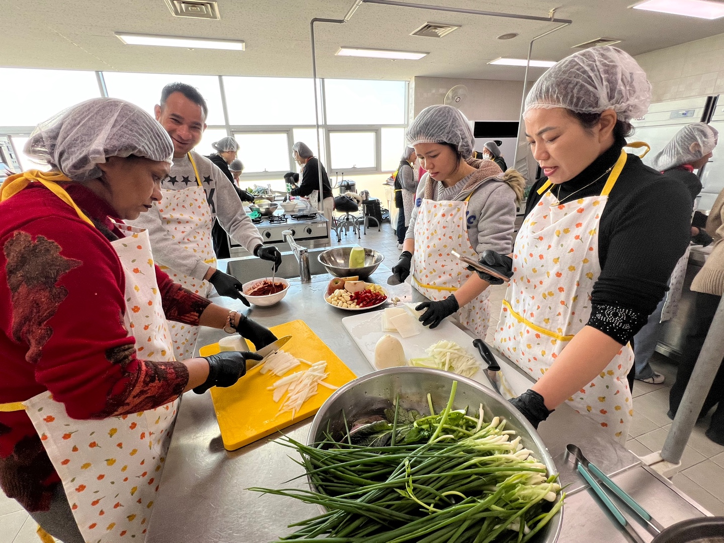 안산시, 내·외국인 함께하는 김치 담그기 행사 펼쳐