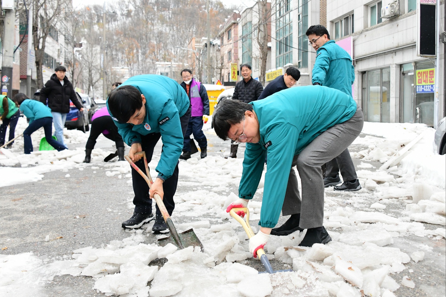 안산시, 골목골목 빙판길에 제설제 사용… 주말 제설 총력전