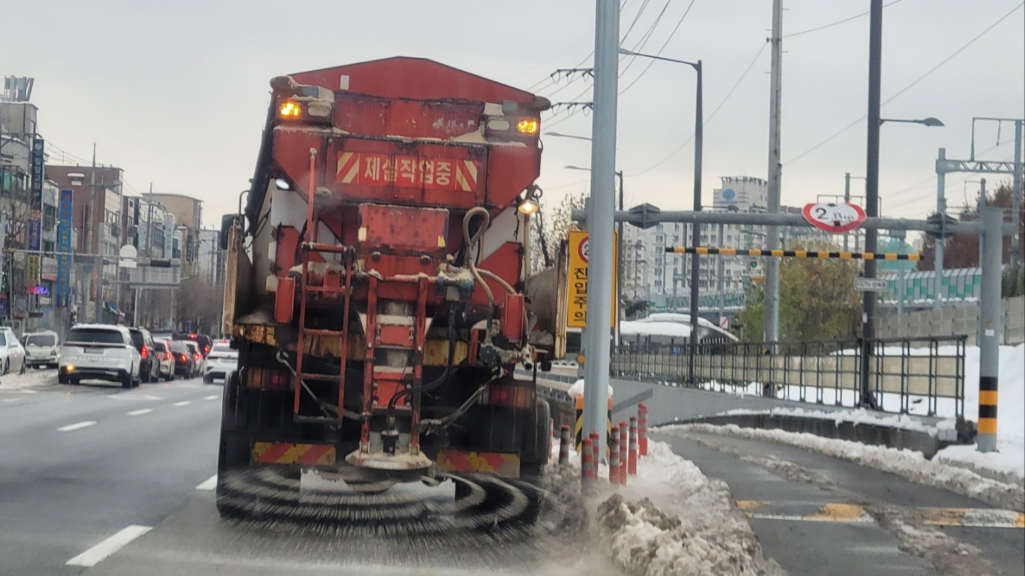 안산시, 골목골목 빙판길에 제설제 사용… 주말 제설 총력전