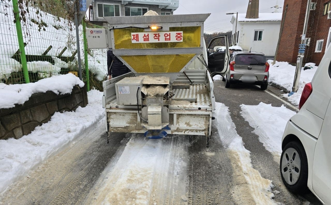 안산시, 골목골목 빙판길에 제설제 사용… 주말 제설 총력전