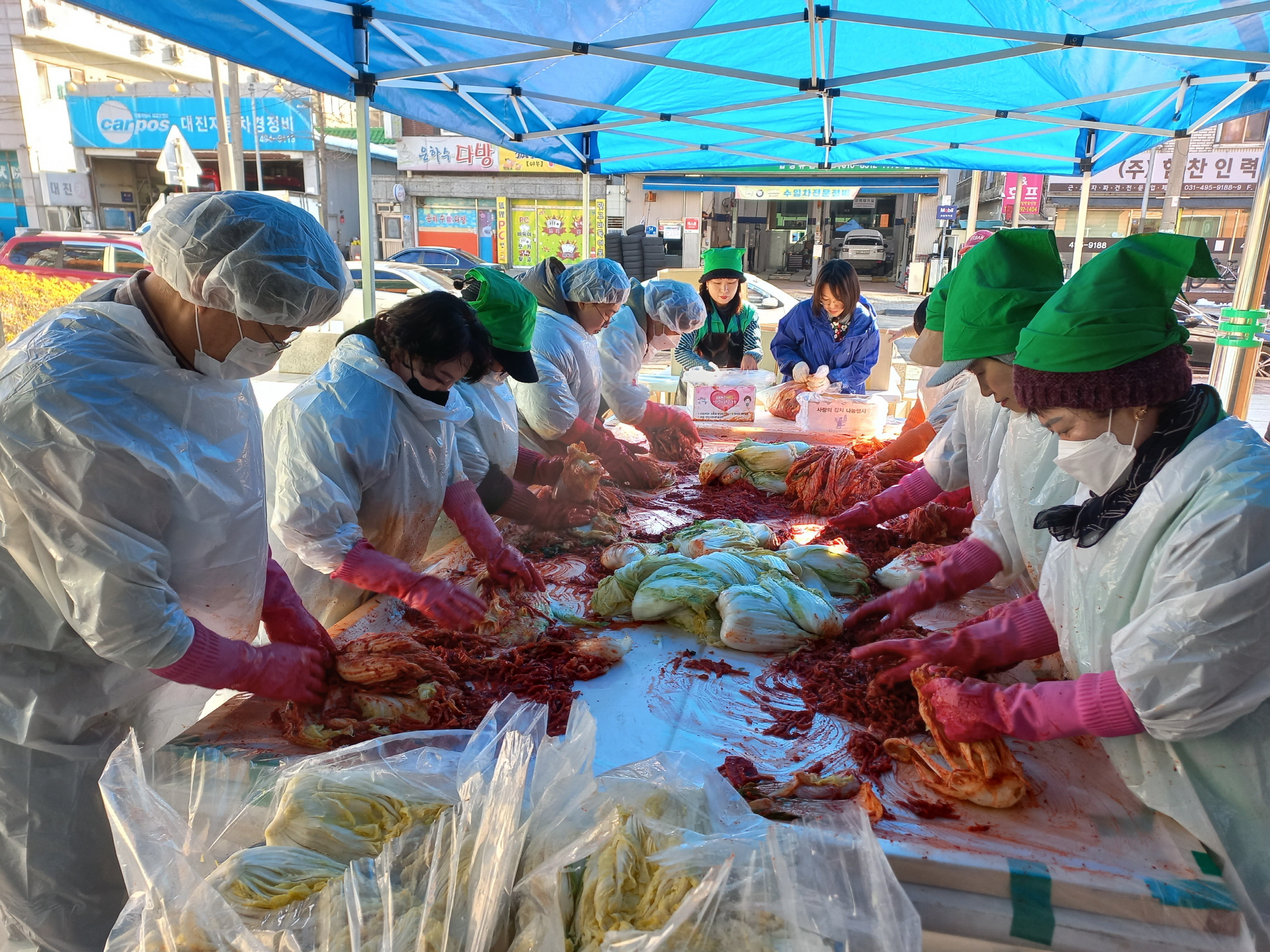 하나은행, 안산시 원곡동 취약계층 위한 김장 행사 지원