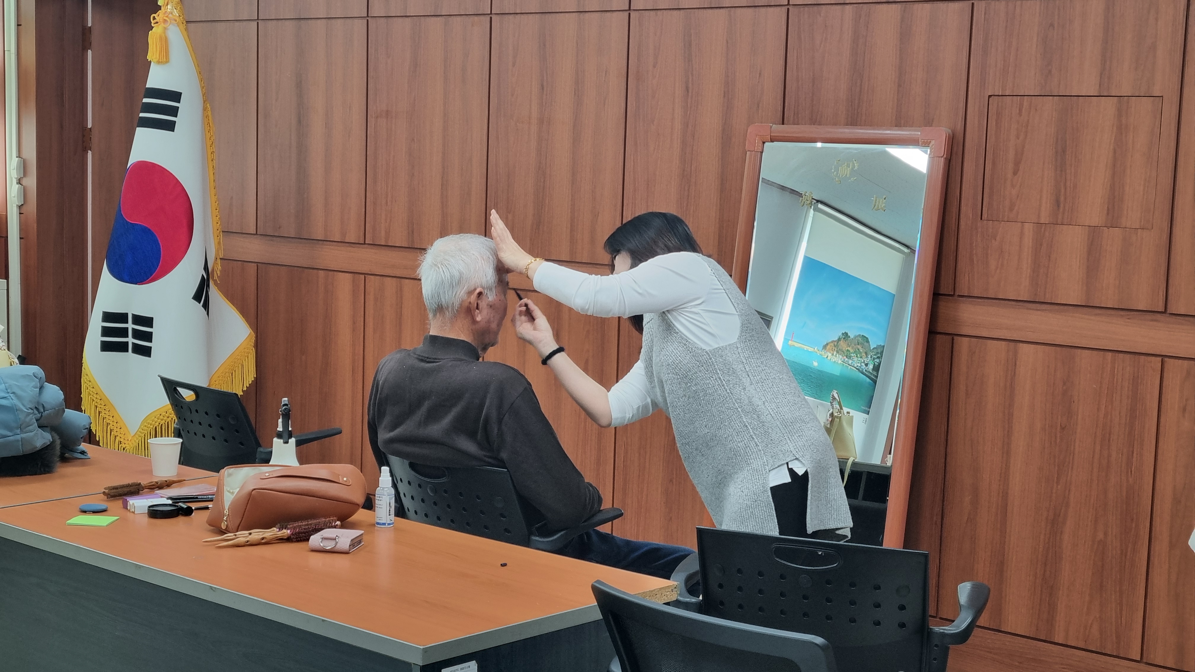 안산시 대부동, 어르신 장수사진 촬영으로 행복 선사