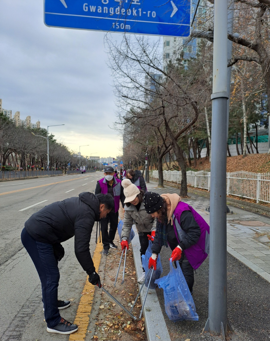 안산시 초지동 통장협의회, 낙엽 제거 등 환경정화활동