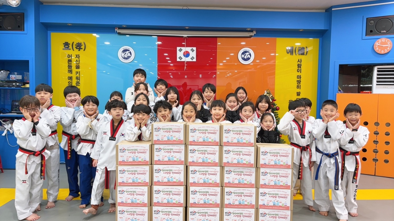 정수태권도, 안산시 성포동에 사랑의 라면 20상자 후원