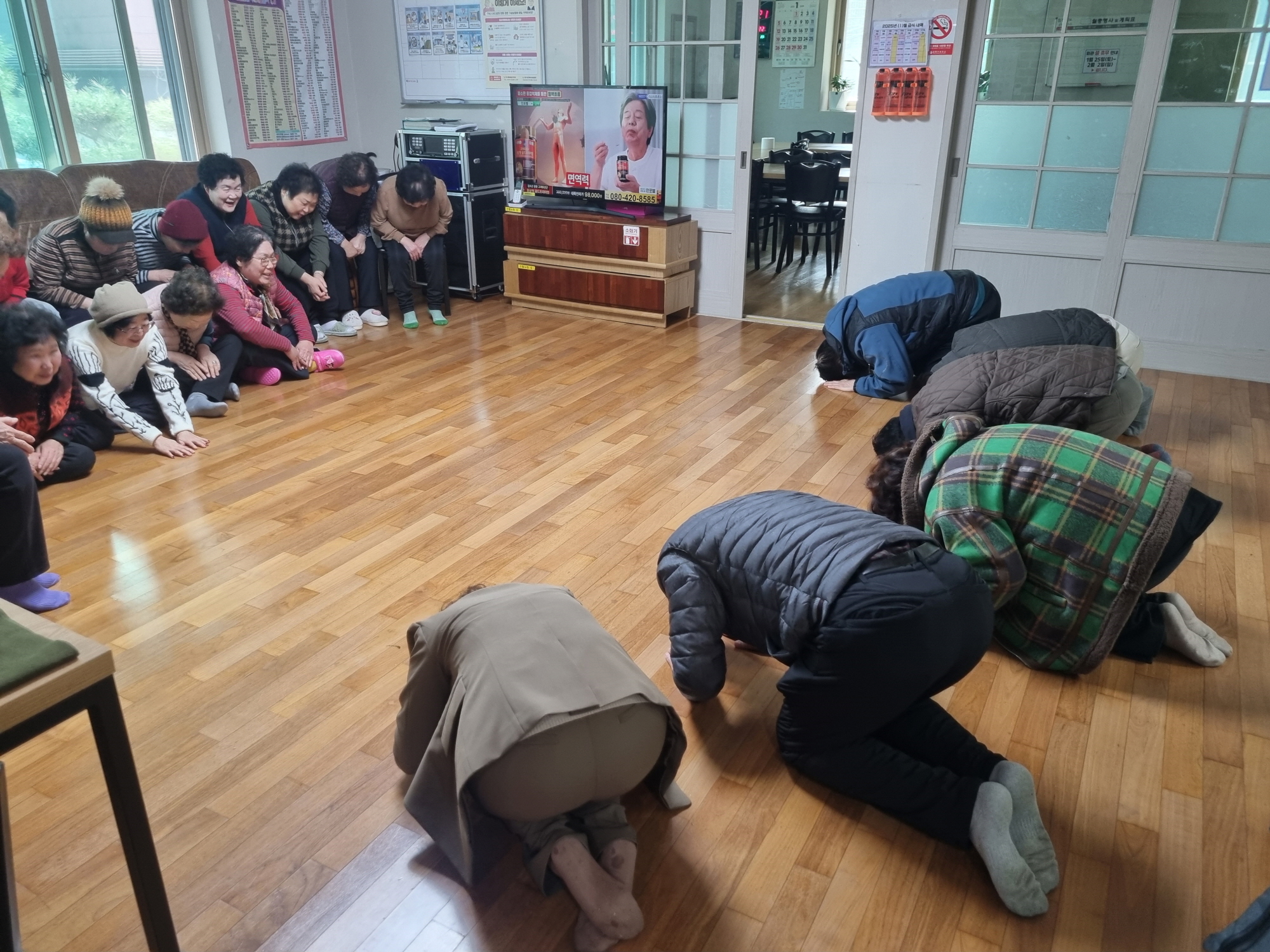 안산시 일동 직능단체, 설 맞아 경로당 어르신들께 세배 올려