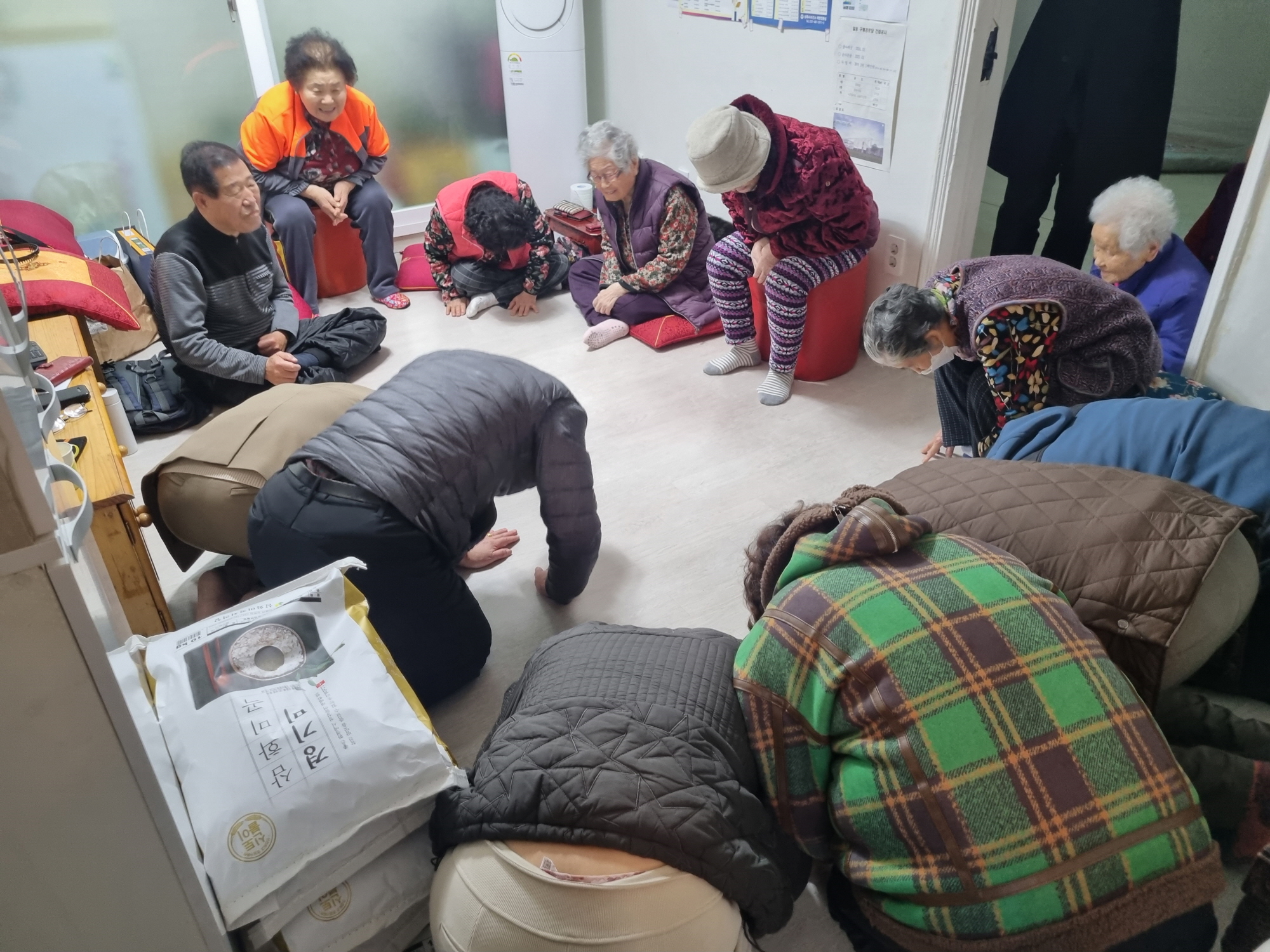 안산시 일동 직능단체, 설 맞아 경로당 어르신들께 세배 올려